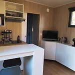 Joli Studio Indépendant En Bois Avec Jacuzzi Prive