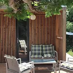 Joli Studio Indépendant En Bois Avec Jacuzzi Prive