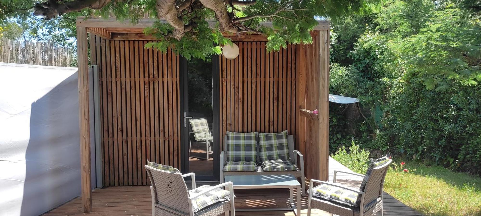 Joli Indépendant En Bois Avec Jacuzzi Prive *